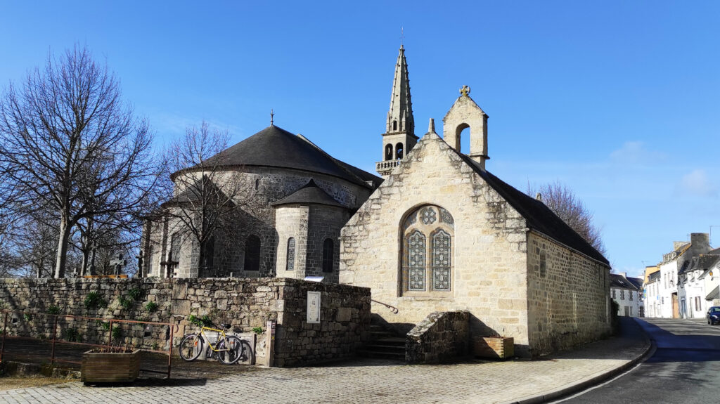 Au premier plan, la chapelle de Pors Bihan et au second, l'église de Saint-Tudy